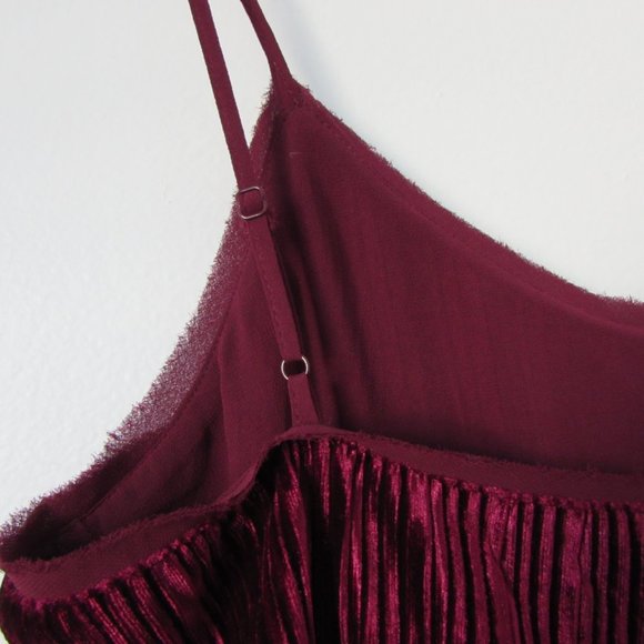 Burgundy velvety tank by Dalia - Picture 9 of 10